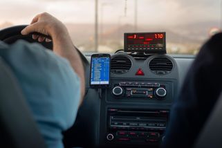 Taxikář ve Skotsku odmítl svézt nevidomého muže s vodícím psem. Tvrdil, že má alergii - Novinky